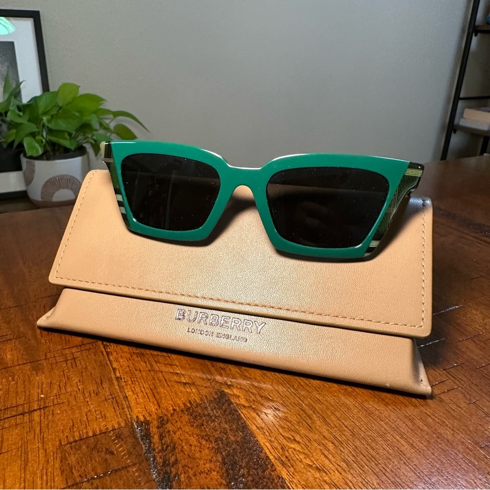 Burberry Green Sunglasses - Picture 4 of 15